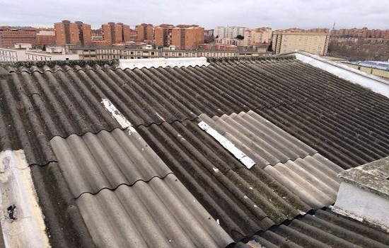 Techo con planchas de asbesto